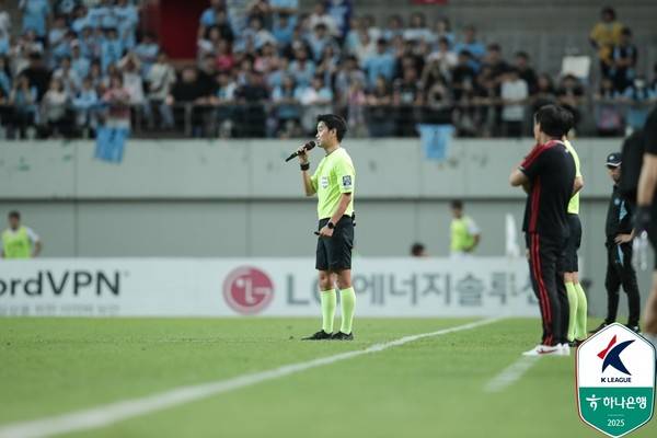 K리그 첫 비디오 판독 결과 장내 안내 방송(VAR PA)을 진행하는 김종혁 주심. 한국프로축구연맹 제공