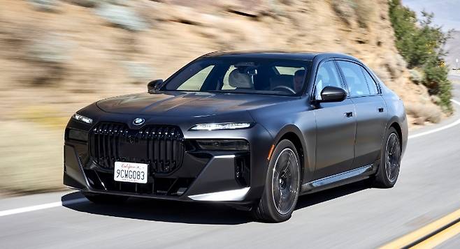 [insight] 전통 위에 진화하다 ... BMW, 브랜드 본질을 지켜내는 전략 | 글로벌모빌리티