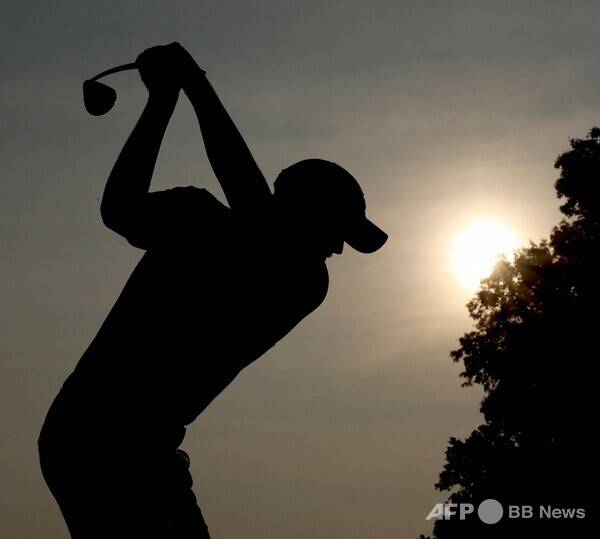 칼럼 내용과 관련 없는 참고 사진입니다. 한 선수가 골프 스윙을 하는 모습입니다. 사진제공=ⓒAFPBBNews = News1 (사진을 무단으로 사용하지 마십시오.)