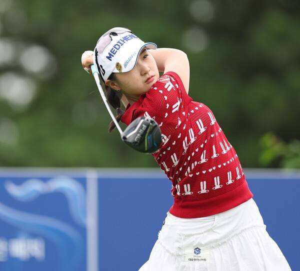 2025년 한국여자프로골프(KLPGA) 투어 제12회 제주삼다수 마스터스에 출전한 박현경 프로가 2라운드에서 경기하는 모습이다. 사진제공=KLPGA