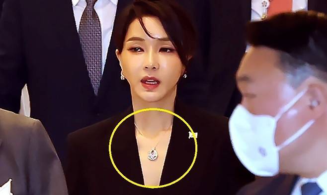 김건희 여사가 2022년 6월29일(현지시각) 스페인 마드리드 만다린 오리엔탈 리츠호텔에서 열린 동포 만찬간담회에 참석하고 있다. 연합뉴스