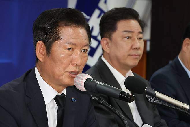 정청래 더불어민주당 대표가 8일 전남 무안군 전남도당에서 취임 뒤 처음으로 열린 현장 최고위원회의에서 발언하고 있다. 연합뉴스