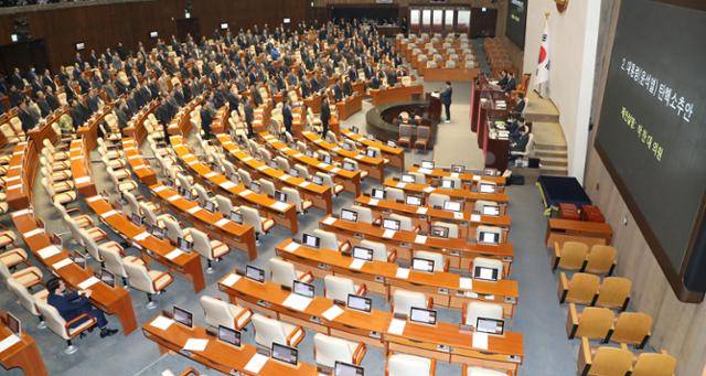 지난해 12월 7일 국민의힘 의원 105명의 집단퇴장으로 윤석열 전 대통령 탄핵안 1차 투표가 무산된 가운데 박찬대 더불어민주당 원내대표가 "돌아오라"며 국민의힘 의원 이름을 한 명씩 부르자 민주당 의원들도 일어선 채 이름을 따라 외치고 있다. 고영권 기자