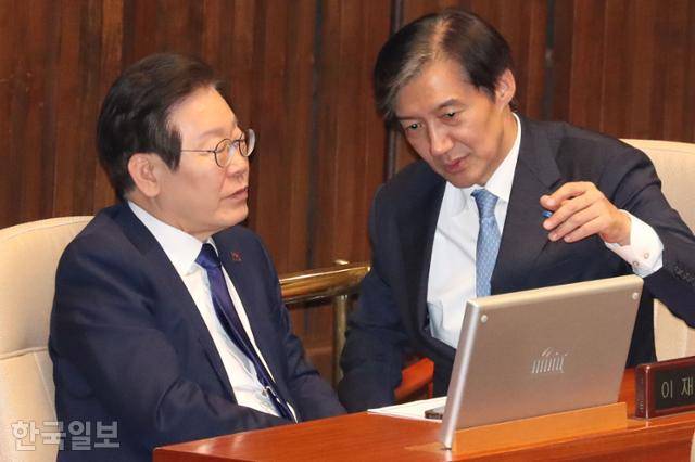 지난해 9월 국회 본회의에서 이재명(왼쪽) 당시 더불어민주당 대표와 조국 조국혁신당 대표가 대화하고 있다. 고영권 기자