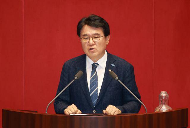황운하 조국혁신당 의원이 지난달 23일 서울 여의도 국회에서 열린 제427회 국회(임시회) 제2차 본회의에서 5분 자유발언을 통해 조국 전 대표의 사면을 촉구하고 있다. 뉴시스