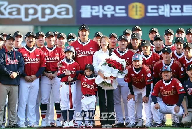 2022 KBO리그 프로야구 롯데 자이언츠와 LG 트윈스의 경기가 8일 오후 부산 사직야구장에서 열렸다. 경기 전 은퇴투어를 마무리하는 이대호가 가족과 선수들과 함께 기념촬영을 하고 있다. 부산=김민규 기자 /2022.10.08/&nbsp;