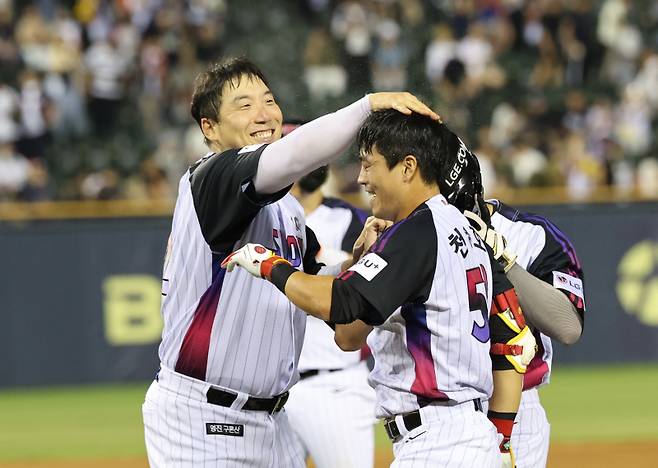 <yonhap photo-4425=""> 끝내기 안타의 주인공 천성호-김현수 (서울=연합뉴스) 임화영 기자 = 8일 서울 잠실야구장에서 열린 프로야구 한화 이글스와 LG 트윈스의 경기. 10회말 1사 만루 LG 천성호가 끝내기 안타를 친 뒤 김현수와 기쁨을 나누고 있다. 이날 경기는 LG가 2-1로 승리하며 1위 자리를 지켰다. 2025.8.8 hwayoung7@yna.co.kr/2025-08-08 22:11:28/ <저작권자 ⓒ 1980-2025 ㈜연합뉴스. 무단 전재 재배포 금지, AI 학습 및 활용 금지></yonhap>