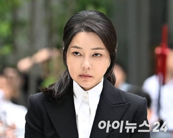 윤석열 전 대통령의 부인 김건희 씨가 지난 6일 서울 종로구에 마련된 김건희 특검팀(특별검사 민중기) 사무실에 조사를 받기 위해 피의자 신분으로 출석하고 있다. [사진=곽영래 기자]