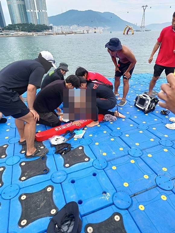 사고 이후 안전요원들이 응급조치를 하고 있다. [사진=부산해양경찰서]