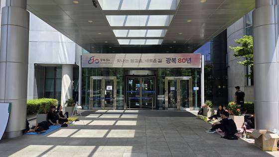 한마음인천공항노조 방역지회 소속 노조원들이 인천공항공사 건물 앞 로비에서 농성 중이다. 이들은 ″집에 다녀오는 등 다양한 이유로 잠시 로비를 벗어났다가 임시 출입 자격이 일시정지되면서 밖에서 농성을 진행하고 있다″고 했다. 김창용 기자