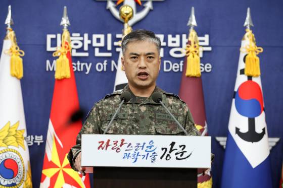 안찬명 육군 소장이(합참 작전부장) 지난해 10월 31일 서울 용산구 국방부 브리핑룸에서 북한 장거리 탄도미사일 발사 관련 대북 경고성명 발표를 하고 있다. 뉴스1