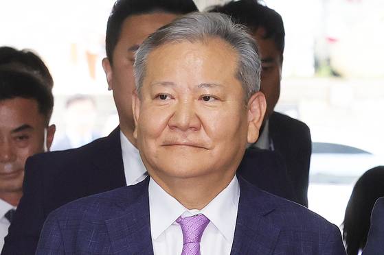 이상민 전 행정안전부 장관이 지난달 31일 구속전피의자 심문(영장실질심사)을 받기 위해 서울 서초동 서울중앙지법으로 출석하는 모습. 법원은 이 전 장관 혐의가 소명됐고 증거 인멸 염려가 있다며 구속영장을 발부했다. 이 전 장관은 구속적부심을 청구했다. 구속적부심 심문은 8일 열렸다. 장진영 기자.