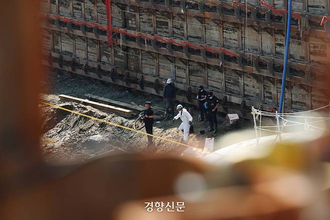 포스코이앤씨가 시공을 맡은 광명-서울고속도로 연장 공사 현장에서 전날 발생한 작업자 감전 사고와 관련해 5일 경찰 관계자들이 경기 광명시 공사현장에서 합동감식을 하고 있다. 정효진 기자