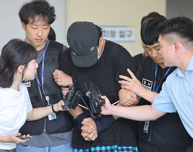 울산의 한 병원 주차장에서 전 연인이던 20대 여성에게 흉기를 휘둘러 살해를 시도한 혐의(살인미수)로 경찰에 체포된 30대 남성 A씨가 지난달 30일 오후 구속 전 피의자 심문(영장실질심사)에 출석하기 위해 이동하고 있다. 연합뉴스