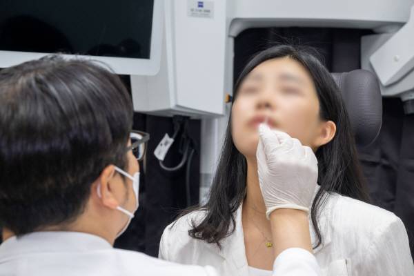 코로나19 검사를 받고 있는 환자. 국제신문DB