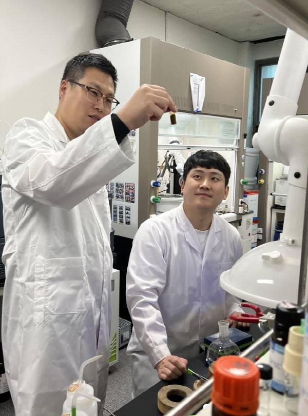 동아대 손종우(왼쪽) 교수와 박진환 박사과정생.