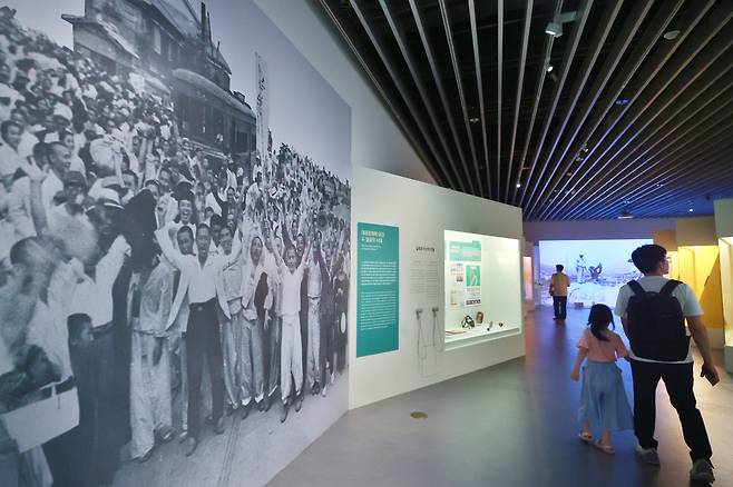 Visitors view exhibits at “Our Liberation Day,” a special exhibition commemorating the 80th anniversary of Korea’s liberation, at the Seoul Museum of History in Jongno District, central Seoul, on the afternoon of Aug. 4. [YONHAP]