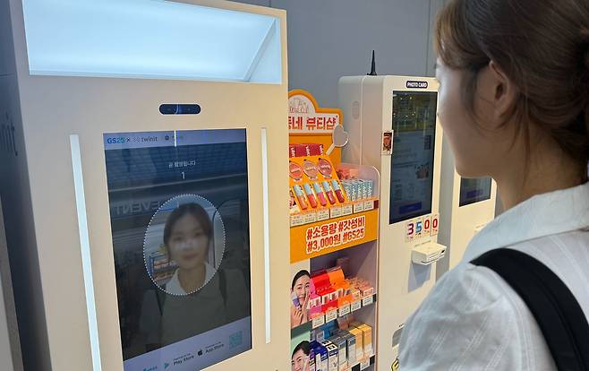 This reporter is trying out GS25's new "beauty diagnosis device" at GS25's New Annyeong Insadong branch in Jongno District, central Seoul. [WOO JI-WON]