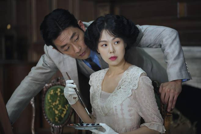 A scene from the film ″The Handmaiden″ (2016), starring actor Kim Min-hee, right, who plays an agassi (young, unmarried woman) in a noble family in the 1930s [CJ ENM]