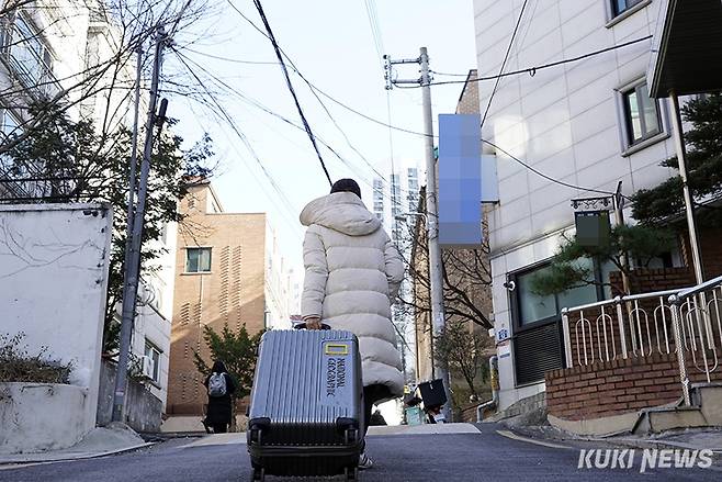 주택을 알아보기 위해 걸어가는 청년. 쿠키뉴스 자료사진