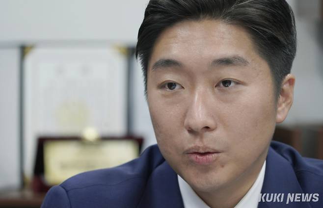 김용만 더불어민주당 의원이 지난달 1일 국회 의원회관에서 쿠키뉴스와 인터뷰하고 있다. 박효상 기자