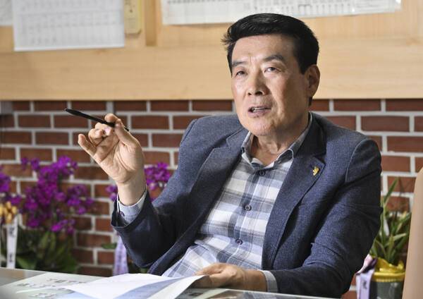 황근순 대한건설협회 경기도회장이 최근 '과도한 관급자재 적용'으로 큰 반발이 인 '남양주시 문서기록관 건립 사업'에 대해 이야기하고 있다. 윤원규기자
