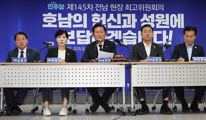 정청래 더불어민주당대표가 8일 전남 무안군 전남도당에서 취임 후 처음으로 열린 현장 최고위원회의에서 발언하고 있다. [사진 출처 = 연합뉴스]