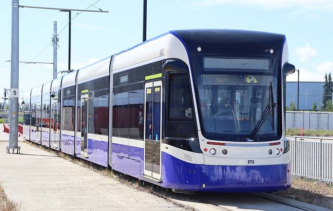 현대로템이 2021년 북미 첫 트램 수출로 따낸 트램 공급 사업의 초도 물량이 캐나다 현지에 도착했다. 신규 트램은 약 2000㎞ 시운전을 거쳐 캐나다 에드먼턴 시내와 서부지역을 연결하는 '밸리 라인 웨스트' 노선 영업에 투입된다. 사진은 지난 1일(현지시간) 캐나다 에드먼턴시 게리 라이트 기지에 도착한 트램 모습.  현대로템