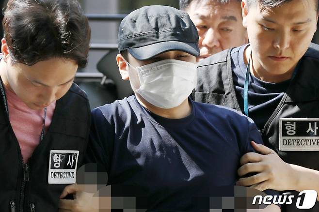 장대호는 좁혀오는 수사망에 압박감을 느낀 듯 17일 새벽 1시 경찰에 자수했다. 다만 이튿날 피의자 심문(영장실질심사)을 위해 법원 포토라인에 선 그는 전혀 반성하는 태도가 아니었다. 오히려 고개를 빳빳이 들고 "마지막으로 하고 싶은 말은 다음 생애에 또 그러면 너 또 죽는다"며 피해자를 상대로 2차 가해를 했다. /사진=뉴스1