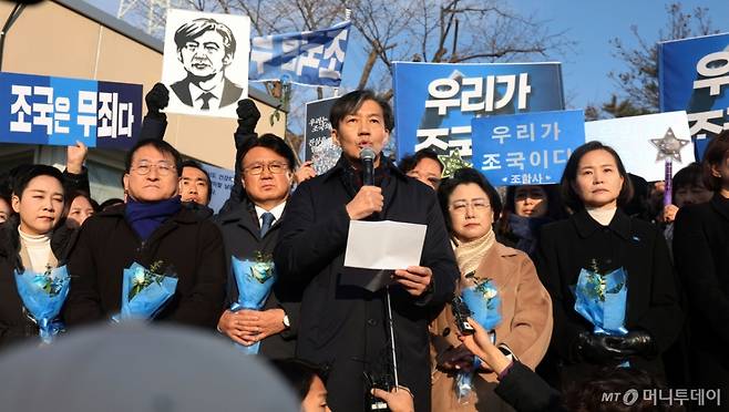 [의왕=뉴시스] 홍효식 기자 = 자녀 입시비리 혐의 등으로 징역형이 확정돼 수감되는 조국 전 조국혁신당 대표가 16일 오전 경기도 의왕시 서울구치소로 출석하며 발언하고 있다. 2024.12.16. yesphoto@newsis.com /사진=홍효식