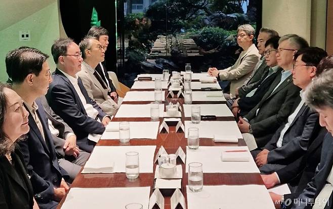 [서울=뉴시스] 대한의사협회는 18일 대한의학회와 간담회를 열고 전공의 수련여건 개선을 비롯한 의료현안에 대해 의견을 나눴다고 밝혔다. 김택우 의협 회장과 이진우 의학회장 등이 대화를 하고 있다. (사진=대한의사협회 제공) 2025.07.18. photo@newsis.com *재판매 및 DB 금지 /사진=류현주