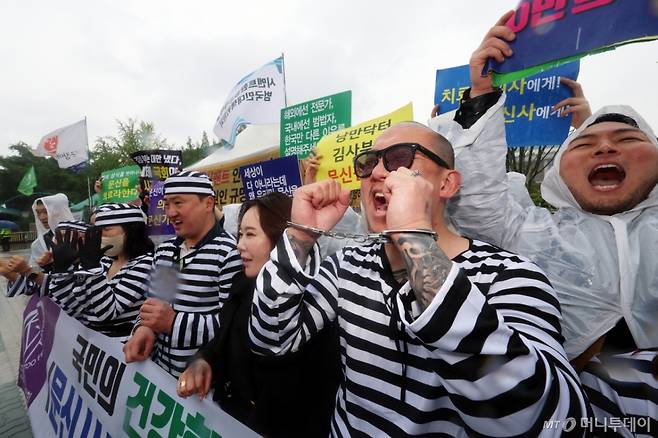 (서울=뉴스1) 황기선 기자 = 대한문신사중앙회 회원들이 9일 오후 서울 영등포구 여의도 국회 앞에서 '문신사법 제정 촉구를 위한 기자회견'을 진행하고 있다.  이날 회원들은 기자회견을 통해 문신업 종사자들의 직업적 권리 및 생존권 보장을 위한 법안 통과와 문신사 양성화를 촉구했다. 2025.5.9/뉴스1  Copyright (C) 뉴스1. All rights reserved. 무단 전재 및 재배포,  AI학습 이용 금지. /사진=(서울=뉴스1) 황기선 기자