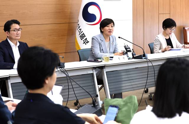 기자들 질문에 답하는 송미령 농식품부 장관. 연합뉴스
