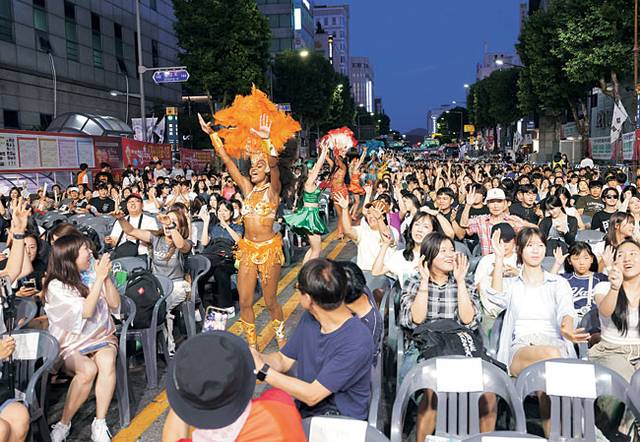 지난해 8월 열린 ‘2024 대전 0시 축제’에 참가한 시민들이 축제를 즐기는 모습.   대전시청 제공