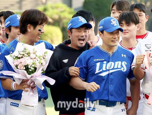 SSG 이지영이 삼성 모자를 쓰고 삼성 선수들 쪽에서 장난치고 있다 / 인천 = 유진형 기자 zolong@mydaily.co.kr