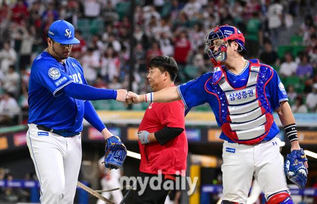 2025년 8월 7일 오후 인천 SSG랜더스필드에서 열린 '2025 신한 SOL뱅크 KBO 리그' 삼성 라이온즈와 SSG랜더스의 경기 삼성 선발투수 후라도가 7회말 무실점으로 막은 뒤 강민호 포수와 하이파이브를 하고 있다./인천=유진형 기자