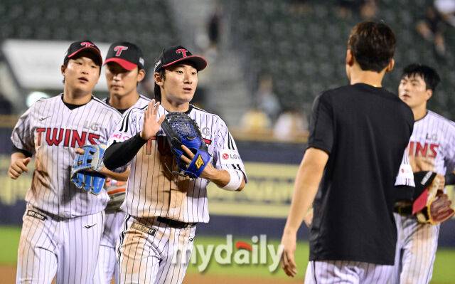 2025년 7월 31일 오후 서울 잠실구장에서 열린 '2025 신한 SOL뱅크 KBO 리그' KT 위즈와 LG 트윈스의 경기.LG 신민재가 18-0으로 승리한 뒤 기뻐하고 있다./마이데일리