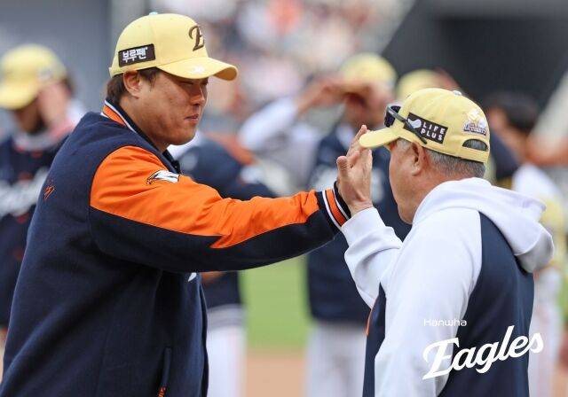 류현진과 김경문 감독./한화 이글스