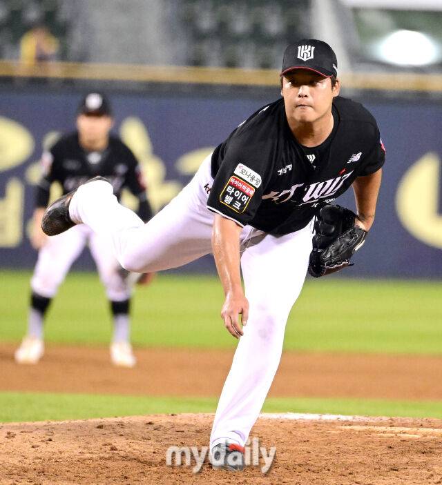 2025년 7월 31일 오후 서울 잠실구장에서 열린 '2025 신한 SOL뱅크 KBO 리그' KT 위즈와 LG 트윈스의 경기. KT 강백호가 8회말 구원등판해 역투하고 있다./마이데일리