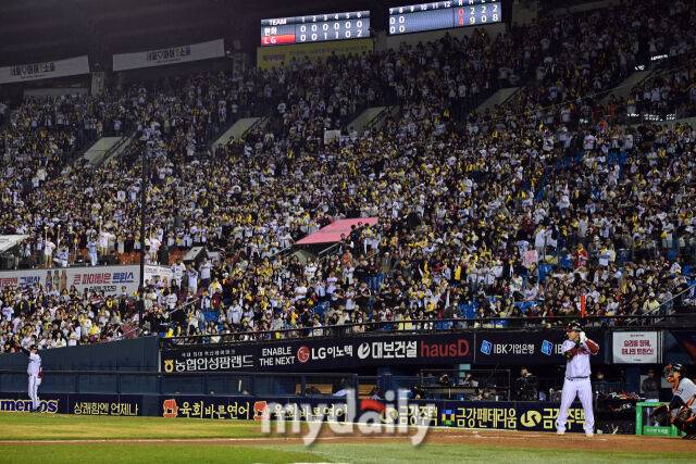 2025년 3월 26일 오후 서울잠실구장에서 진행된 '2025 신한 SOL뱅크 KBO 리그' 한화 이글스와 LG 트윈스의 경기. LG 트윈스가 개막 이후 4경기 연속 매진을 기록했다./마이데일리