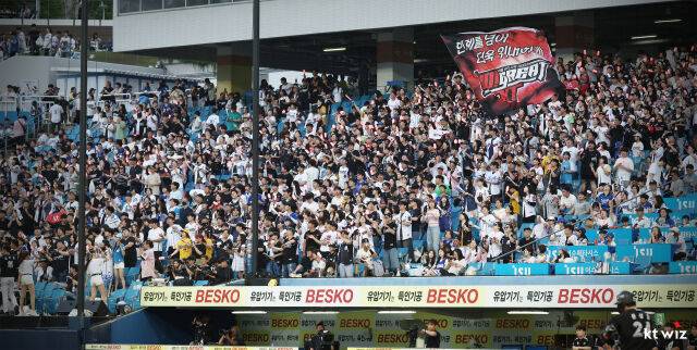 수원 KT위즈파크를 가득 채운 관중들./KT 위즈