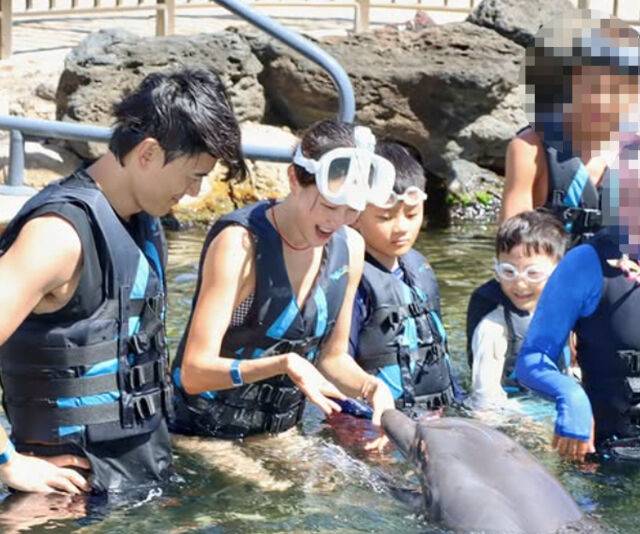 이현이의 가족이 돌고래와 행복한 시간을 보냈다. / 이현이 소셜미디어