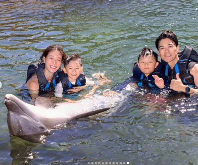 돌고래가 가족들에게 배를 보여줘 눈길을 끌었다. / 이현이 소셜미디어