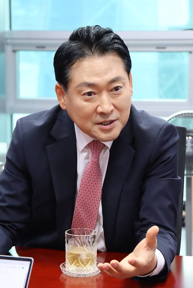 장동혁 국민의힘 당대표 후보가 지난 5일 국회 의원회관에서 헤럴드경제와 인터뷰를 진행하고 있다.