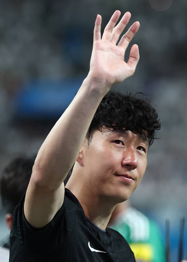 손흥민이 3일 서울월드컵경기장에서 열린 2025 쿠팡플레이 시리즈 뉴캐슬 유나이티드와의 친선경기가 끝난 뒤 손을 흔들고 있다.[연합]