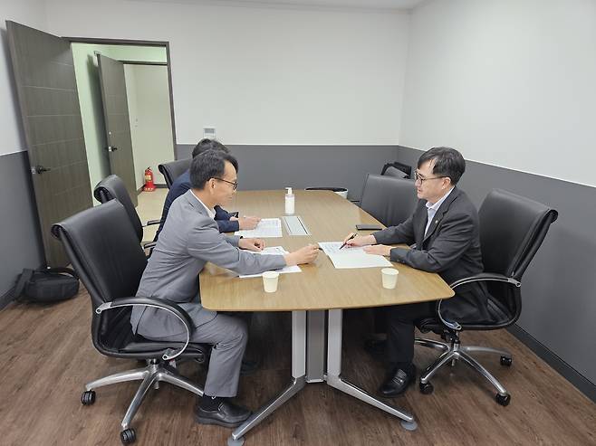 경남도 김명주(왼쪽) 경제부지사가 7일 정부서울청사에서 기획재정부 임기근 제2차관을 만나 경남 현안 사업의 2026년도 국비 반영을 건의하고 있다. [경남도 제공]