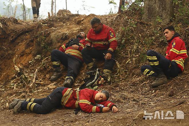 [세베르 두 보가=AP/뉴시스] 포르투갈 북부 세베르 두 보가 마을에서 산불과 며칠째 싸우던 소방관들이 잠시 휴식하고 있다.  2025.08.08.