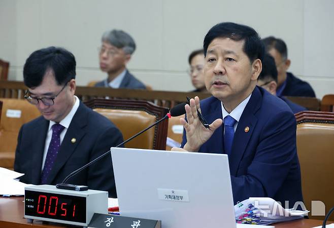[서울=뉴시스] 고승민 기자 = 구윤철 경제부총리 겸 기획재정부 장관이 6일 서울 여의도 국회에서 열린 기획재정위원회 전체회의에서 조승래 더불어민주당 의원 질의에 답하고 있다. 2025.08.06. kkssmm99@newsis.com