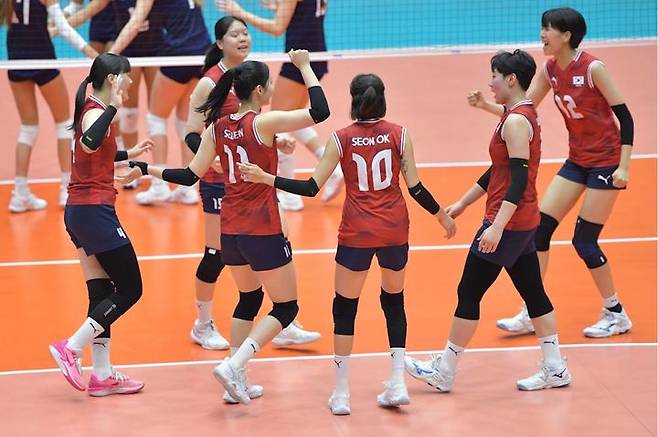[서울=뉴시스] 한국 여자 U-21 대표팀이 7일 인도네시아 수라바야에서 열린 2025 국제배구연맹(FIVB) U-21 세계선수권대회 B조 조별리그 첫 경기에서 미국을 상대로 득점을 올린 뒤 환호하고 있다. (사진=FIVB 홈페이지 캡처) 2025.08.07. *재판매 및 DB 금지