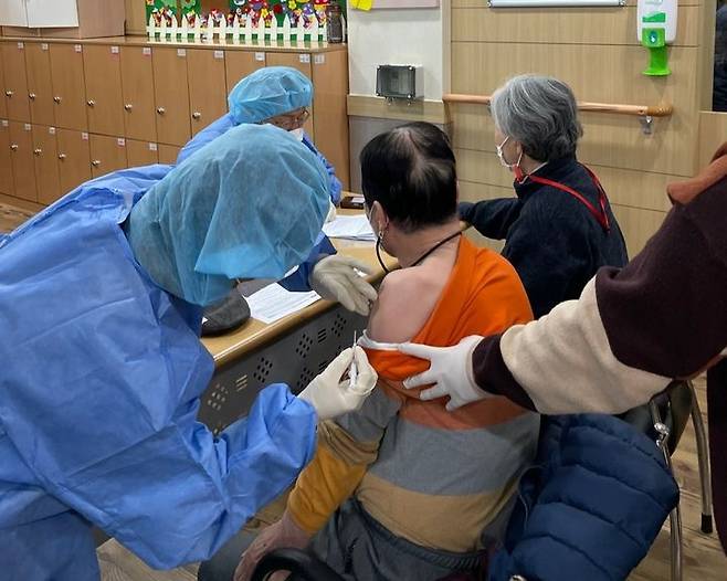 [서울=뉴시스] 코로나19 백신 접종 모습. 2025.06.15. (사진=구로구 제공) *재판매 및 DB 금지